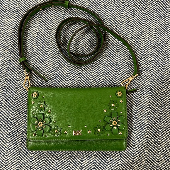 Michael Kors Wallet/Phone across Crossbody - Picture 1 of 8